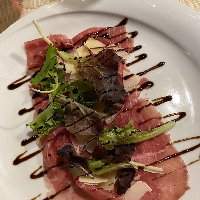 Black Angus Affumicato Con Pistacchi Misticanza E Olio Di Oliva Extra Vergine