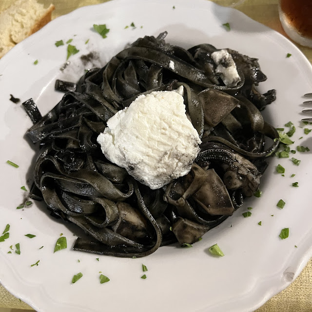 Tagliolini Al Nero Di Seppia Con Ricotta