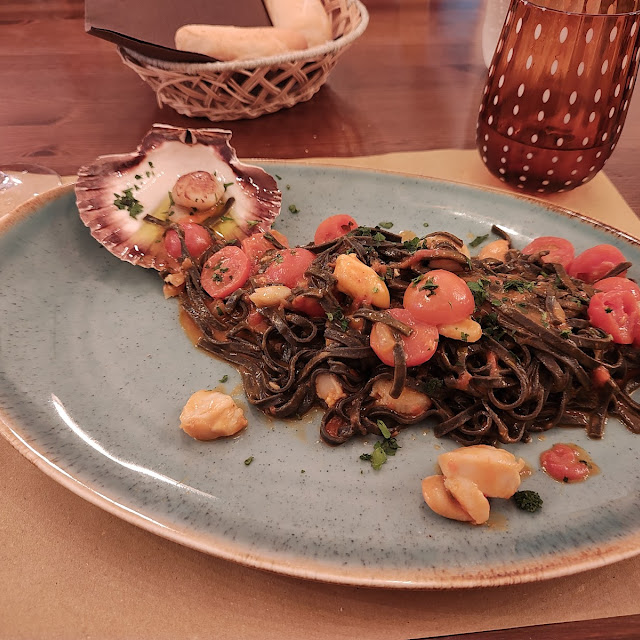 Tagliolini Neri Con Capesante E Pomodorini