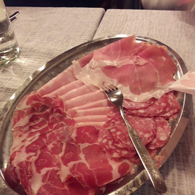 Salumi Serviti Con Le Crescentine E Le Tigelle