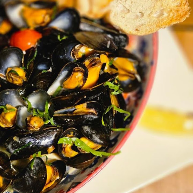 Dutch Black Mussels White Wine