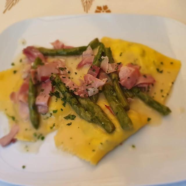 Raviolacci Di Ricotta E Spinaci Con Speck E Asparagi