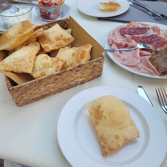 Gran Completo Di Crescentine Con Salumi E Squacquerone