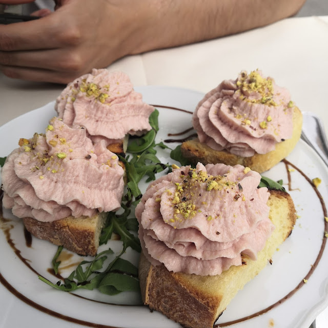 Crostini Con Spuma Di Mortadella E Granella Di Pistacchio