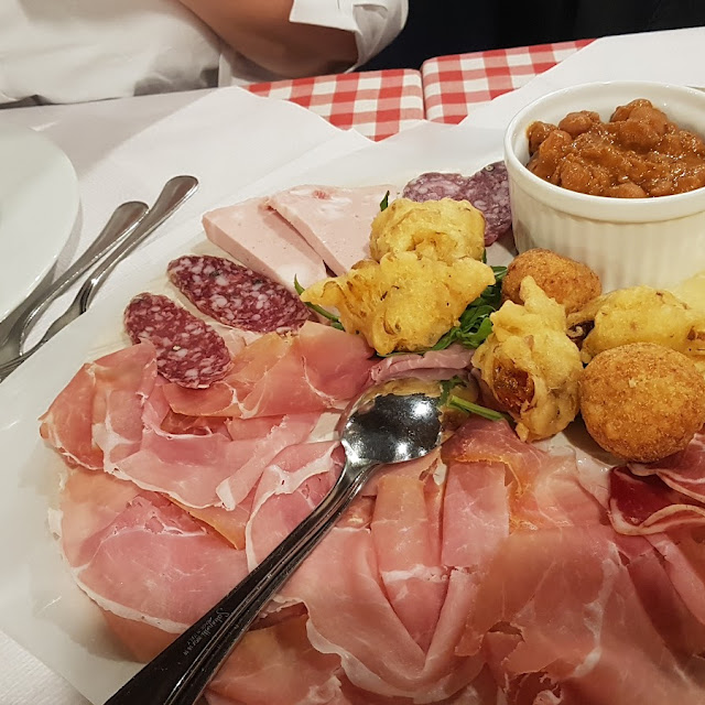 Tagliere Di Salumi E Formaggi