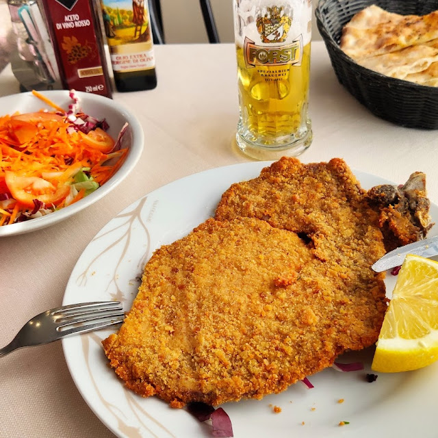 Cotoletta Alla Milanese Ed Insalata Mista