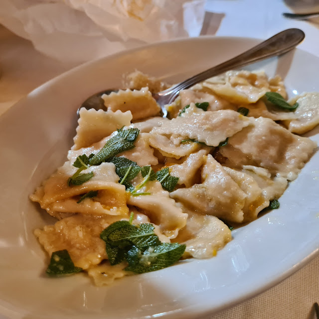 Ravioli Di Verdure Con Ragù Bianco Di Salsiccia E Funghi