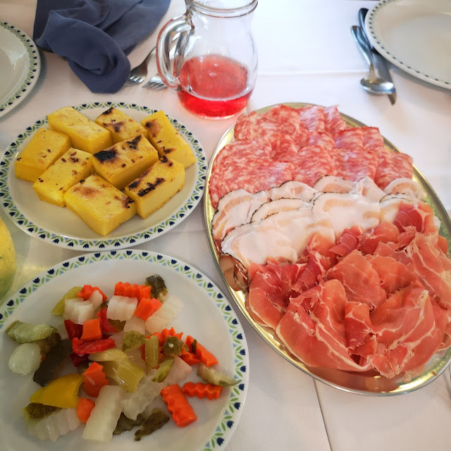 Antipasto Di Affettati Misti Con Polenta E Sottaceti