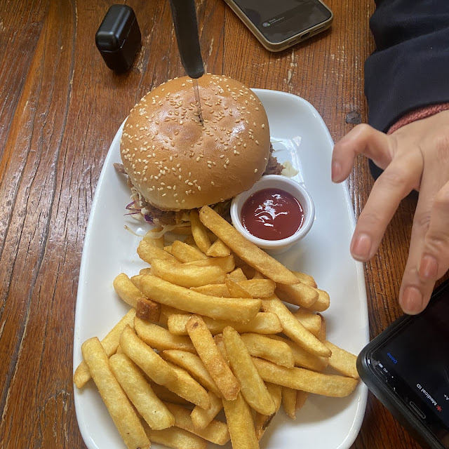 Juniors Cheese Burger & Chips