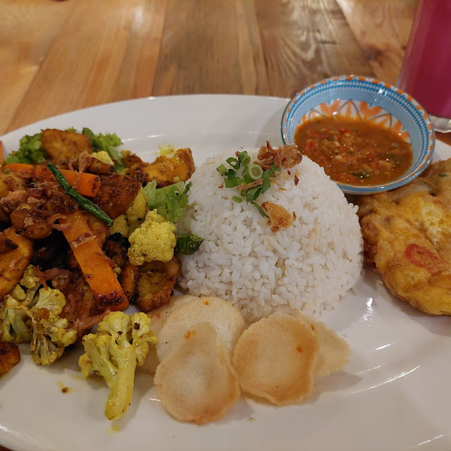Nasi Ayam Goreng Kunyit Telur Dadar