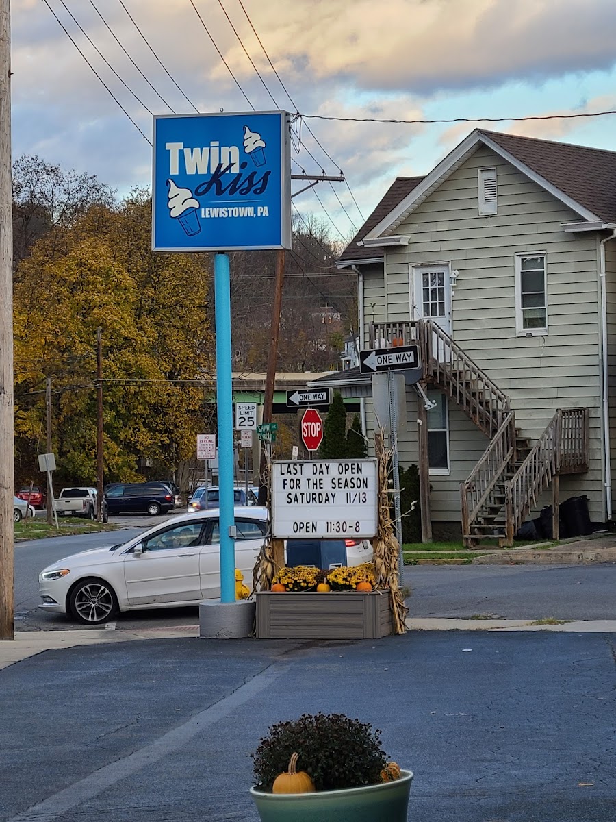 Twin Kiss Lewistown