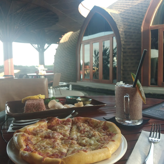 Pizza and Nasi Goreng and Smootie Mango Mix Strawberry