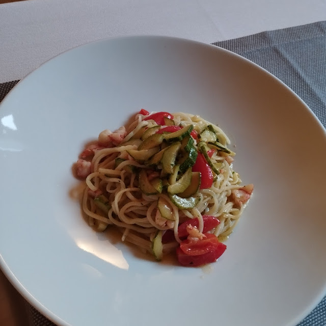 Pasta Acqua E Farina Con Gamberetti Zucchine E Pomodorini