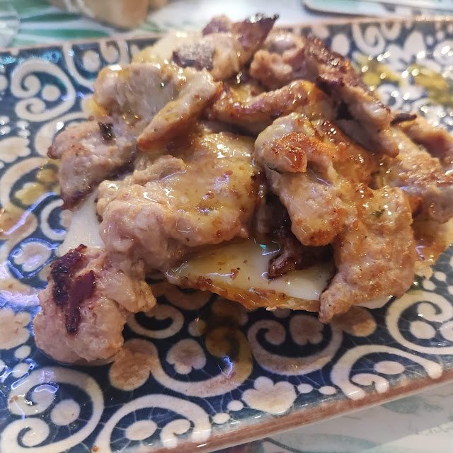 Tosta de Solomillo Con Queso Cebolla Caramelizada Y Mostaza Y Miel