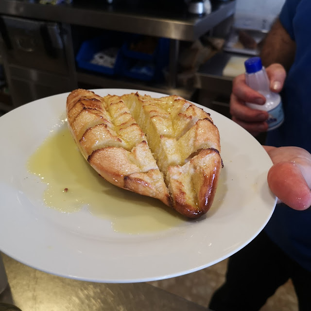 Ese Bollo Que Acompaña A Un Buen Plato de Jamón