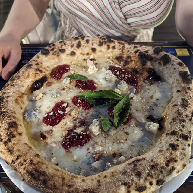 Pizza Con Confettura E Blu Di Bufala