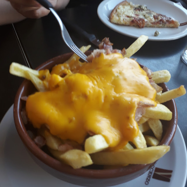 Papas Fritas Con Cheddar Y Panceta