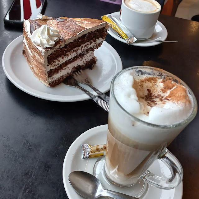 Capuchino Ala Italiana Con Torta Selva Negra