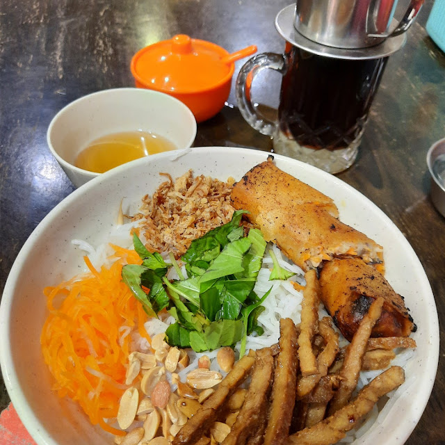 Dry Pork Noodles with Fried Springroll