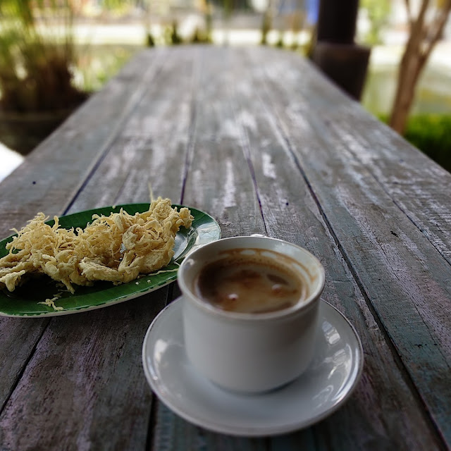 Fried Banana with White Coffee