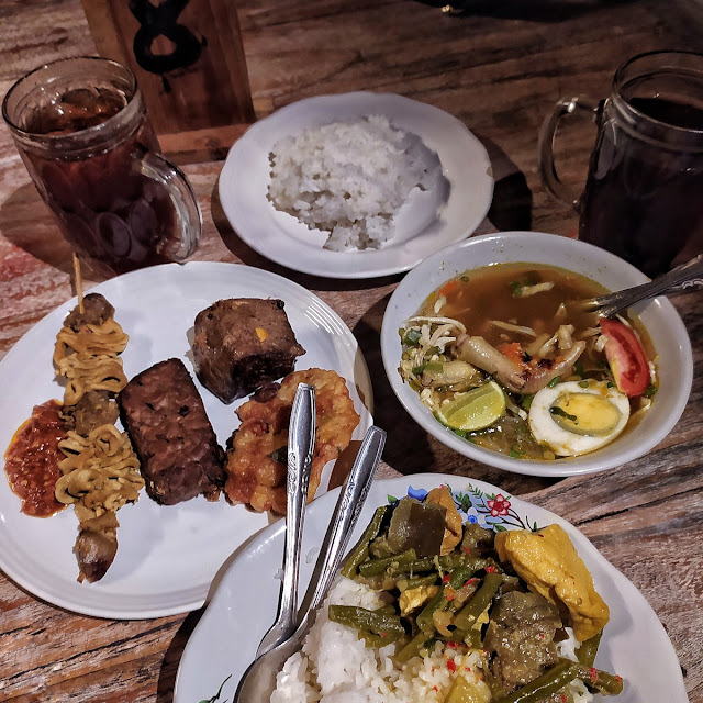 Soto Daging Plus Nasi Putih Dan Tempe Goreng Di Warung Joglo Tepi Sawah