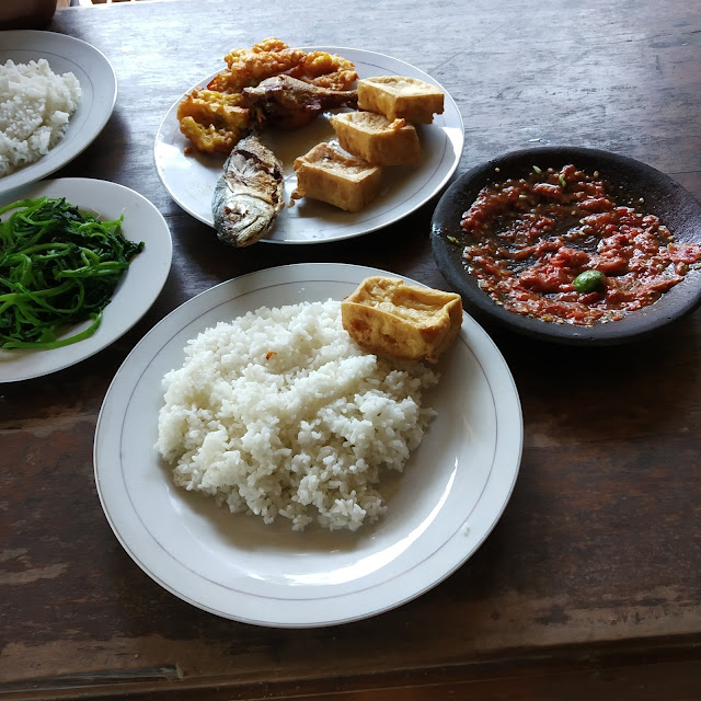 Lalapan Ayam Goreng