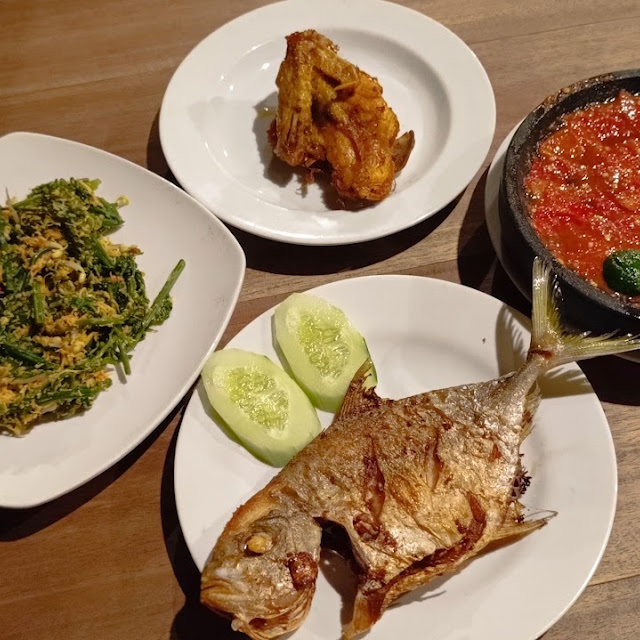 Urap Pakis Ikan Goreng Ayam Goreng