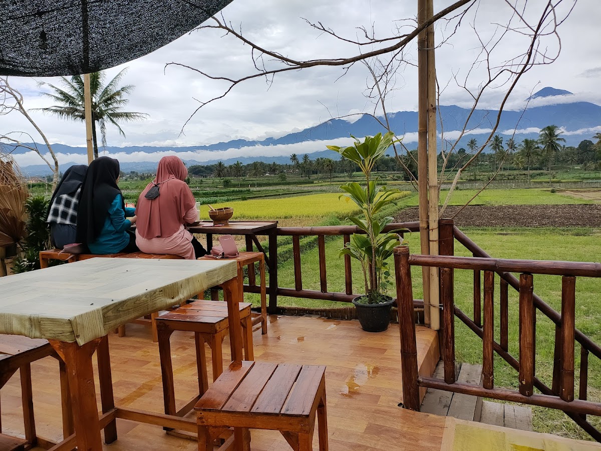 Warung Mbak Ratna spesial Lalapan dan Mentok pedas