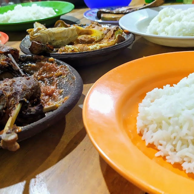 Burung Dara Goreng Atas Dan Bebek Goreng Bawah