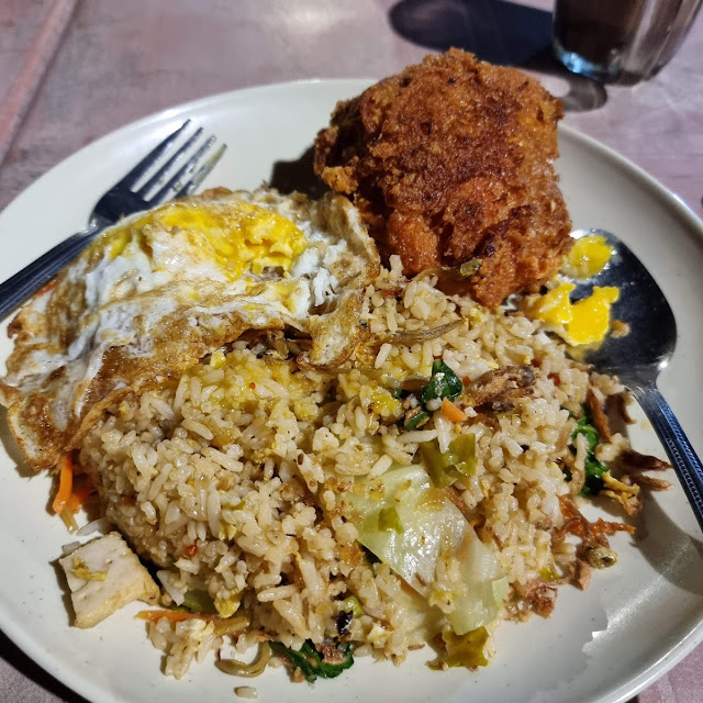 Nasi Goreng Kampung Ayam Goreng Telur Mata