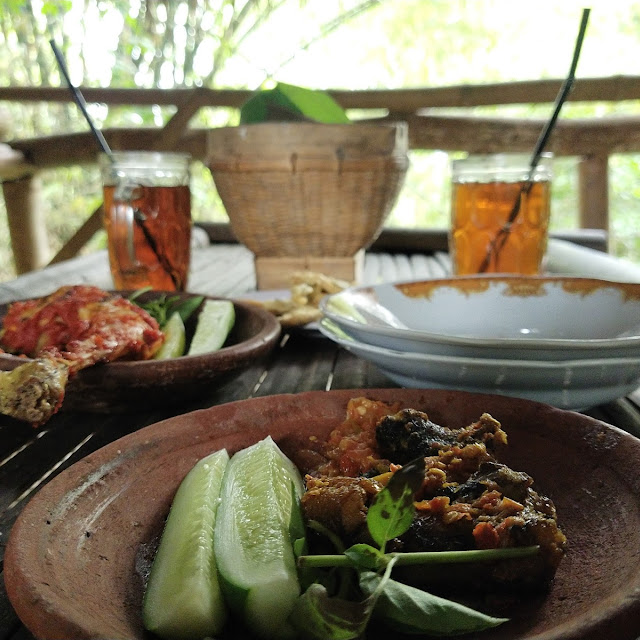 Welut Gimbal Tempur Dan Ayam Panggang Hot Beserta Nasi Beras Puteh Dan Es Tehteh Manis