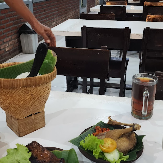 Ayam Goreng Dan Ayam Bakar