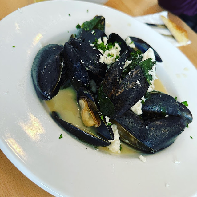 Spinach and Feta Mussels