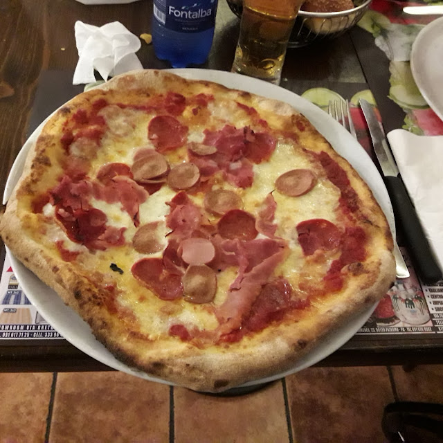 Pizza Con Salame E Wurstel