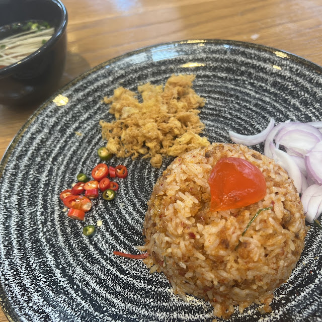 ข้าวผัดพริกขิงปลาดุกฟูไข่เค็ม