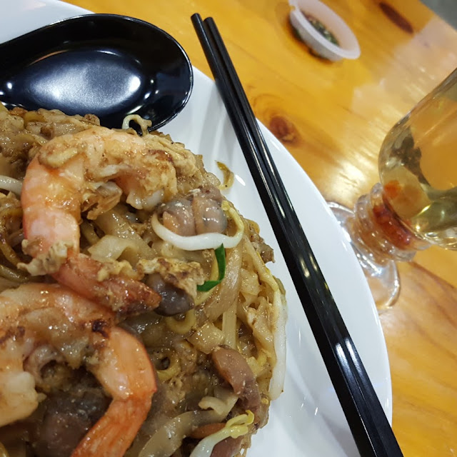 鸭蛋炒粿条面 红枣茶